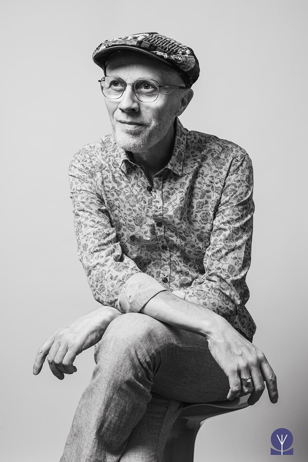 Francois Cima photographe professionnel. portrait en noir et blanc homme casquette et chemise imprimée